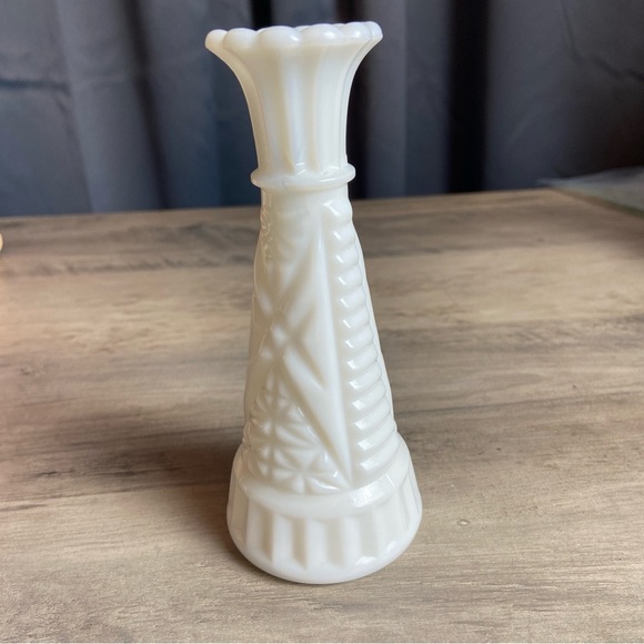 Milk Glass Bud Vase by ANCHOR HOCKING 6” - Picture 1 of 7